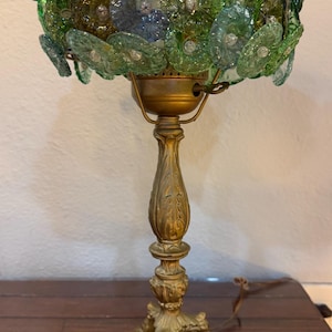 Splendido paralume in vetro di Murano soffiato a mano, stile Hollywood Regency anni '70, con fiori traslucidi blu, verdi e gialli dalla texture particolare, con base originale.
