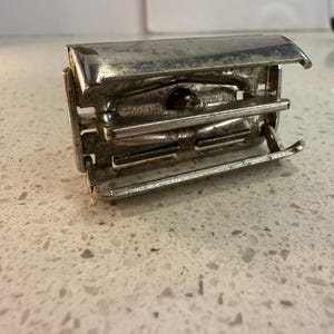 Aparelho de barbear ajustável Gillette Fatboy dos anos 1960, com estojo e lâminas extras com spoiler. imagem 10