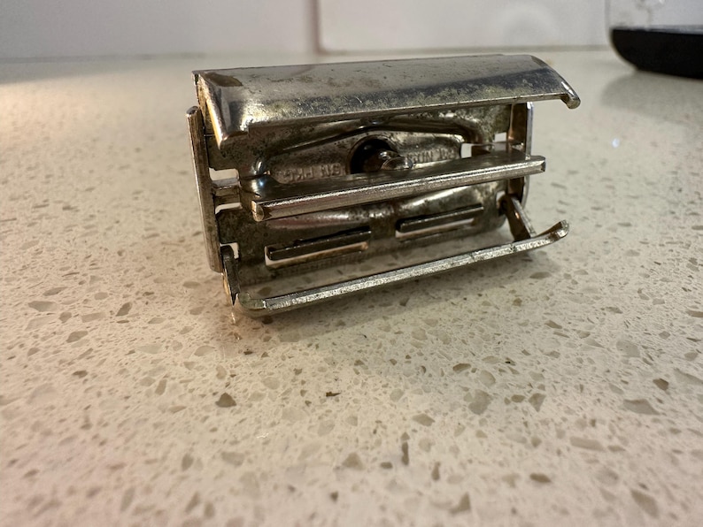 Aparelho de barbear ajustável Gillette Fatboy dos anos 1960, com estojo e lâminas extras com spoiler. imagem 10