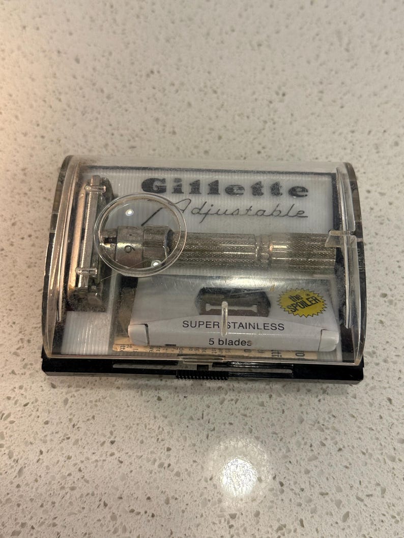 Aparelho de barbear ajustável Gillette Fatboy dos anos 1960, com estojo e lâminas extras com spoiler. imagem 1