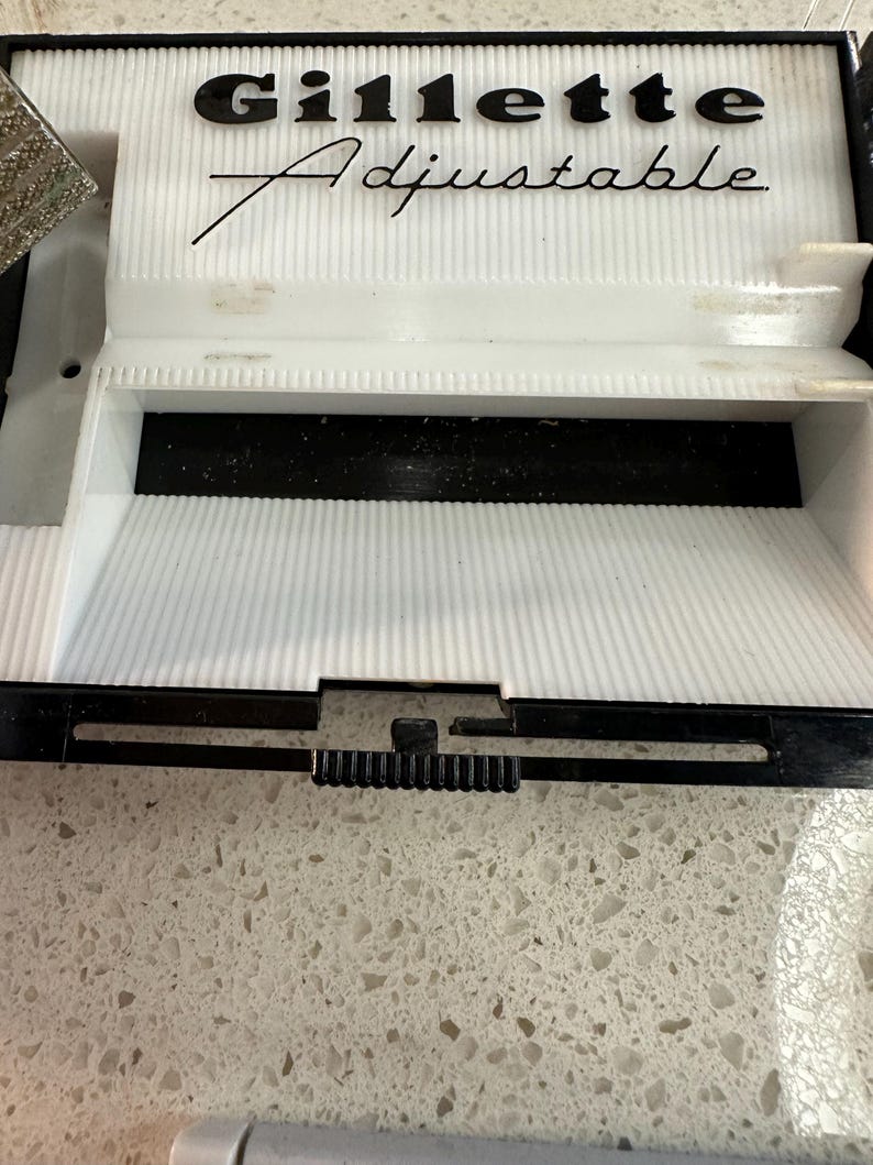 Aparelho de barbear ajustável Gillette Fatboy dos anos 1960, com estojo e lâminas extras com spoiler. imagem 5