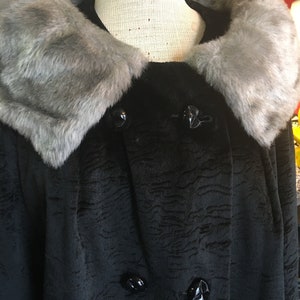 C-Black Crushed Velvet 1950s Swing Coat with Faux Fur Gray Collar image 5