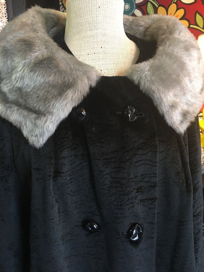 C-Black Crushed Velvet 1950s Swing Coat with Faux Fur Gray Collar image 5