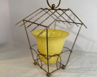 Casinha de pássaros divertida em metal, estilo meados do século XX, com floreira de vidro amarelo acetinado.