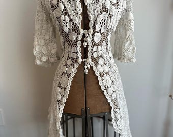 Excelente casaco de casamento de comprimento médio com motivo floral de renda rosa irlandesa da era eduardiana de 1800, fecho frontal triplo em forma de sapo e costas abertas