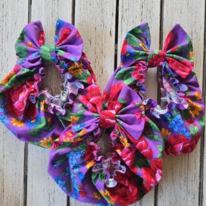 Scaldacollo per cani fatto a mano con fiocco / Cavalier / Fiori / Lamington / Tortini di carne / Paperelle di gomma / Rose / Arcobaleno / Margherite