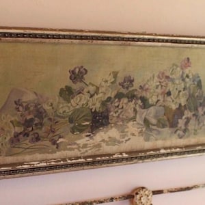 Cuadro antiguo victoriano de violetas. De un metro de largo sobre lienzo de lino.