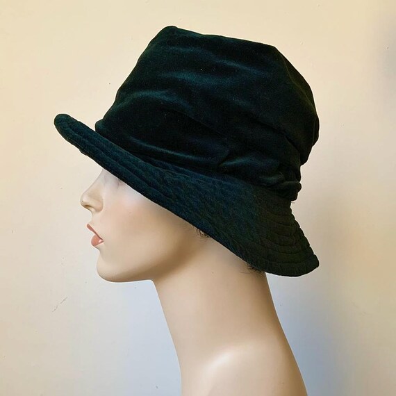 Vintage Victorian Style Black Velvet Pleated Cloche Hat  display picture 3