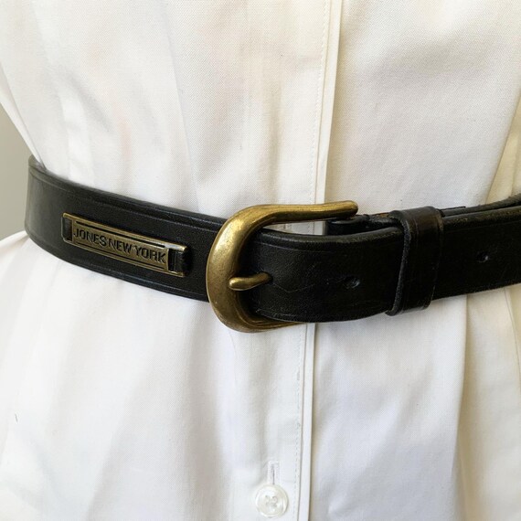 Jones New York Womens Leather Belt Black Brass Buckle Logo Plate Small Vintage JONES NEW YORK Black Leather Unisex Belt With Solid  main image 2