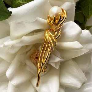 Vintage Mid Century Style Gold Tone Metal Brooch with One Huge Faux Pearl Adornment, Elegant Brooch