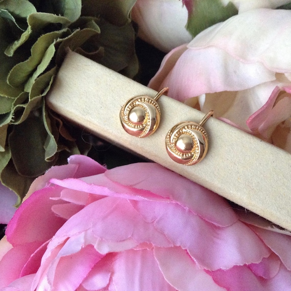 Vintage Gold Rose Screw Back Earrings Simple Vintage Style, Roses