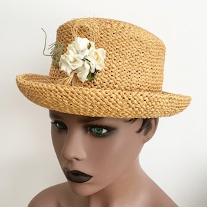 Vintage Natural Color Woven Boater Straw Hat with Decorative Beige Flower, Elegant Versatile Summer Hat