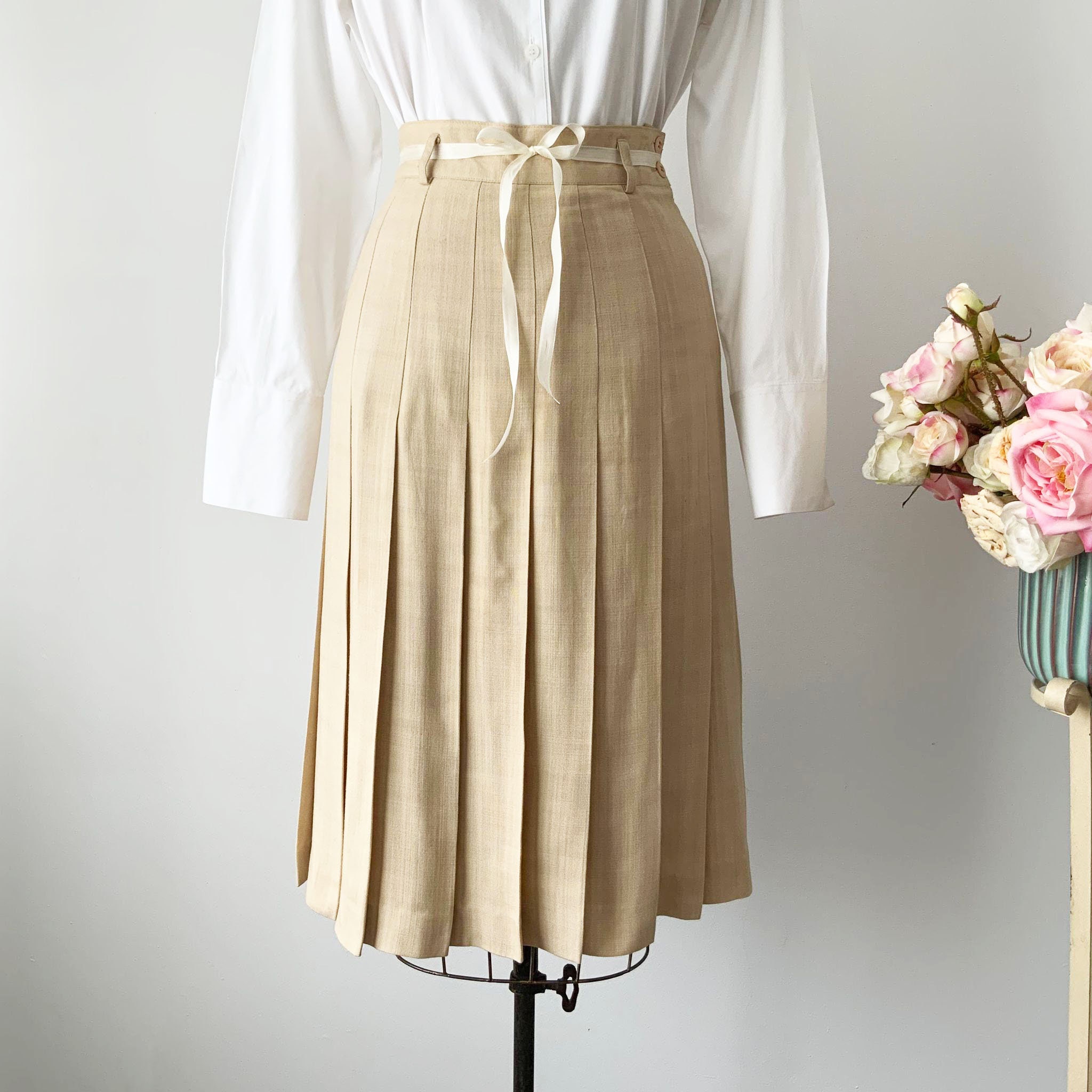 Beige pleated maxi skirt 2025