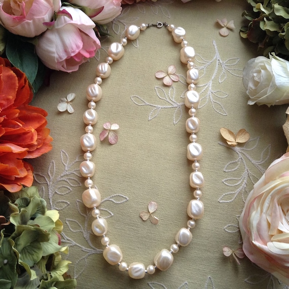 Vintage Pearlescent Lucite and Silver Beads Neckla