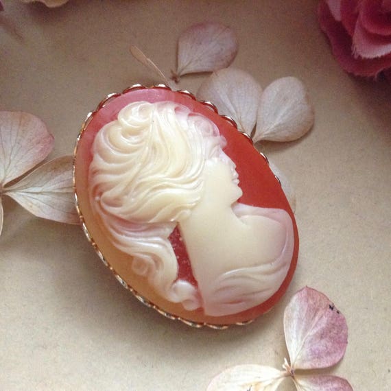 Vintage Gold Tone and Coral Resin Cameo Brooch,Vi… - image 2