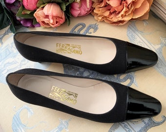 イタリア製OLD FERRAGAMO Vintage FERRAGAMO Black Cap Toe Fabric Pumps, Classic Pumps