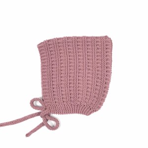 Könnte beinhalten: Eine mauvefarbene Strickmütze für Babys mit einer Schleife am Rücken.