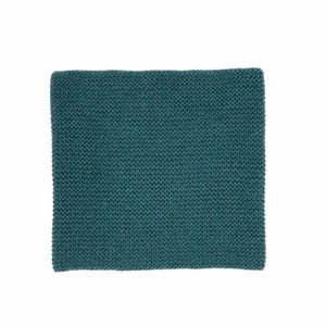 Puede incluir: Una pieza textil de forma cuadrada que presenta un patrón de punto bobo denso y uniforme en un color azul verdoso profundo. El artículo tiene una construcción de punto texturizado consistente con bordes rectos y limpios.