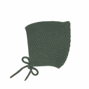 Könnte beinhalten: Eine grüne gestrickte Babyhaube mit Schleife.