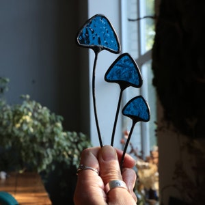 Gebrandschilderd glas met blauwe amanita-paddenstoel – Witchy Cottagecore-decor