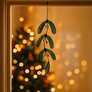 Mistletoe Stained Glass Suncatcher – Christmas Window Hanging with Pearls – Holiday Gift Decor