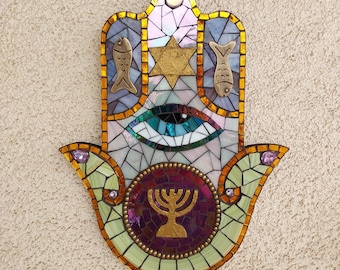 Purple Hanukkah Hamsa - arte de pared judaico hecho a mano, simbolismo judío, arte sagrado de medios mixtos, decoración brillante del hogar, símbolo de fe de mosaico de vidrio