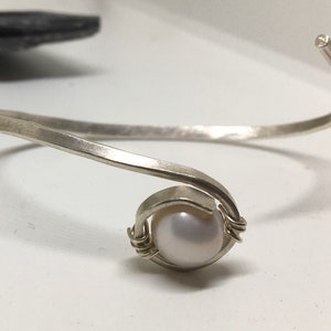 Bracciale regolabile in perle d'acqua dolce avvolte in argento fatto a mano