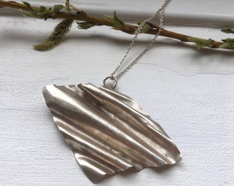 Handgjort halsband i sterlingsilver med vikt hänge. Unik hantverksgåva. Samtida metallsmycken.