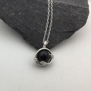 Handgefertigte Wire Wrap Halskette aus 925er Silber und Onyx