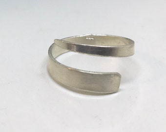 Sterling silver geometric adjustable band ring. Handmade minimalist ring. Open ring. Contemporary ring. Gift for her