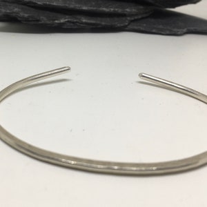 Handgemachter gehämmerter Armreif aus Sterlingsilber