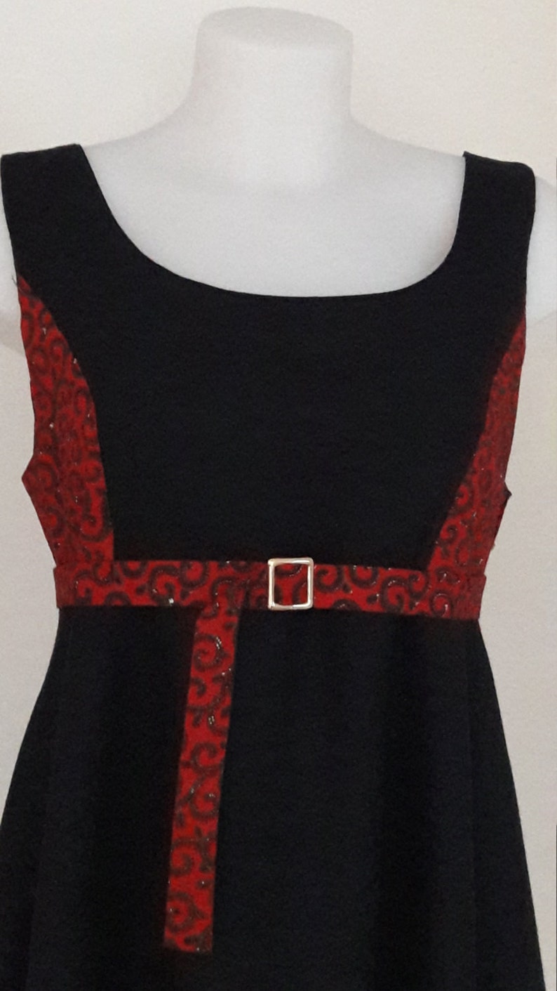 Wool dress with wax yoke, closed by zipper in the back. image 2