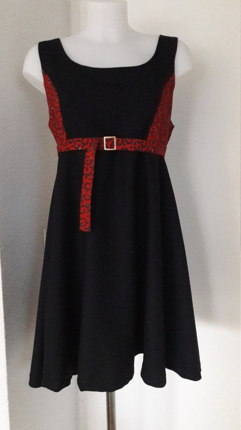 Wool dress with wax yoke, closed by zipper in the back. image 1