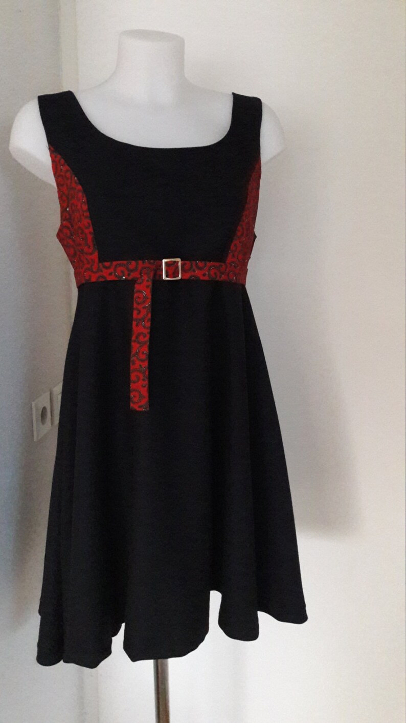 Wool dress with wax yoke, closed by zipper in the back. image 3