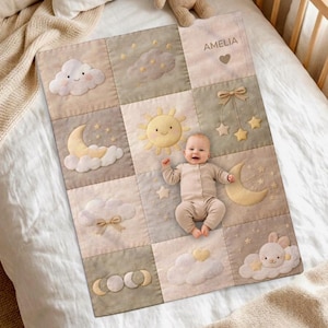Personalisierte Babydecke Patchwork Look Namen • Sonne Mond Sterne • Quilt Look Babydecke • Neutrale Kinderzimmer Deko • Geschenk zur Geburt