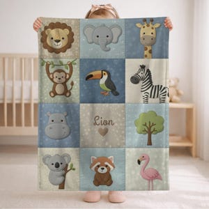 Könnte beinhalten: Eine Babydecke mit Patchwork-Design, das Dschungeltiere zeigt. Sie zeigt einen Löwen, einen Elefanten, eine Giraffe, einen Affen, einen Tukan, ein Zebra, ein Nilpferd, einen Koala, einen Roten Panda und einen Flamingo. Die Quadrate sind in Blau-, Grün- und Beigetönen gehalten.