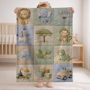 Patchwork Look Babydecke mit Name • Safari Tiere • Löwe Elefant Affe Nilpferd • Quilt Look • Babyzimmer-Deko • Neugeborenen Babygeschenk