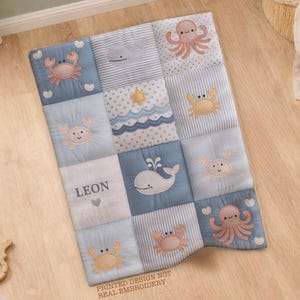 Personalisierte Wal Baby Quilt Decke • Patchwork Look Baby Decke mit Namen • Ozean Kinderzimmer Dekoration • Neutrales Baby Geschenk zur Neugeborenen Taufe