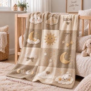 Couverture bébé personnalisée soleil lune étoiles avec prénom, aspect matelassé, pour chambre de bébé neutre ou baby shower.