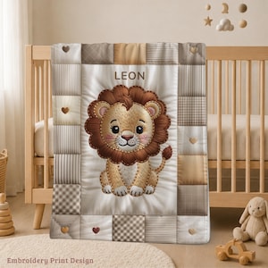 Couverture bébé personnalisée lion avec prénom • Couverture patchwork Safri pour chambre d'enfant, cadeau de naissance neutre et personnalisé