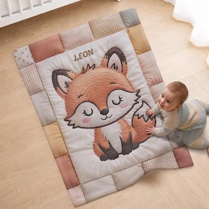 Puede incluir: Un letrero de madera rústica con el texto "Welcome to our home" en letras blancas. El letrero presenta un acabado envejecido y un diseño sencillo y acogedor.