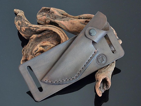 Fodero per coltello da cintura orizzontale in pelle fisso personalizzato, realizzato su misura per il trasporto da scout - Italia