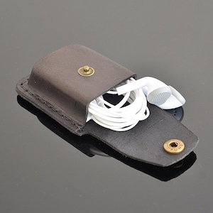 Custodia per auricolari in pelle personalizzata, con cordini incisi, supporto per cavi, stampata a umido