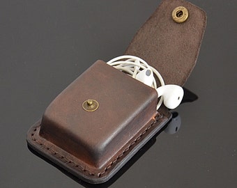 Estojo para fones de ouvido em couro moldado a úmido, com suporte e gravação personalizada.