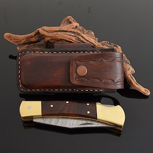 Couteau de poche pliant damas avec étui de ceinture en cuir horizontal fait main en cuir véritable