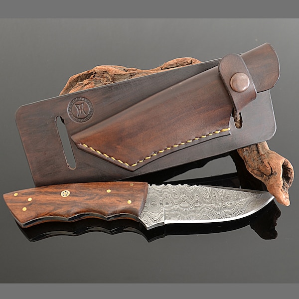 Couteau damas forgé à la main avec étui Couteau de chasse damas avec manche en bois de rose et étui de couteau en cuir fait main personnalisé