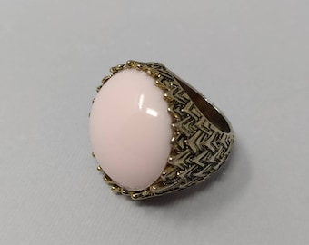 1960s Original Vintage Pink Ring in Lucite