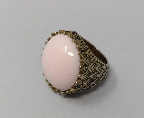 1960s Original Vintage Pink Ring in Lucite