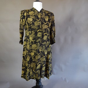 Fantastic vintage 1940s black and yellow novelty leaf print dress