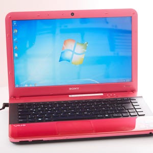 Puede incluir: Un portátil Sony VAIO rosa con un teclado negro y un logotipo de Windows en la pantalla.